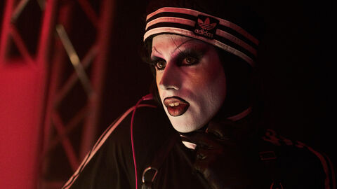 Eine künstlerisch verkleidete Person