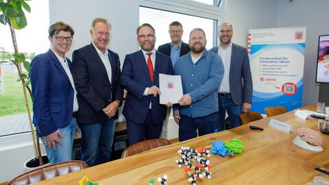 Landtagsabgeordnete Marion Schardt-Sauer, Folke Mühlhölzer (Vorsitzender der Ge-schäftsführung der HA Hessen Agentur GmbH, Projektträger), Staatsminister Timon Gremmels, Prof. Dr. Felix Hausch (TU Darmstadt, Verbundpartner), Felix Kamieth (Ge-schäftsführer und Co-Founder Deep LS GmbH, Antragsteller), Daniel Soric (Geschäftsführer und Co-Founder Deep LS GmbH, Antragsteller) 