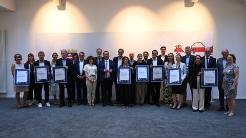 Wissenschaftsminister Timon Gremmels mit an LOEWE-Projekten beteiligten Wissenschaftlerinnen und Wissenschafltern bei der feierlichen Übergabe der LOEWE-Urkunden. Wissenschaftsminister Timon Gremmels mit an LOEWE-Projekten beteiligten Wissenschaftlerinnen und Wissenschafltern bei der feierlichen Übergabe der LOEWE-Urkunden.