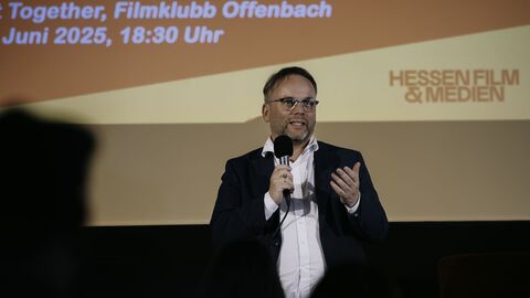 Kunstminister Timon Gremmels beim Get-Together der Queer Media Society