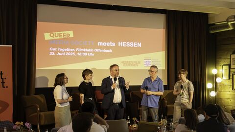 Kunst- und Kulturminister Timon Gremmels beim ersten Treffen der Queer Media Society (QMS)