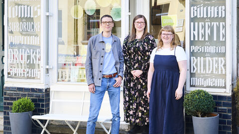 Mitarbeiter des Rotopol-Verlags vor ihrem Haus.