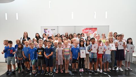 Die Gewinnerinnen und Gewinner von Jugend malt 2025 stehen auf der Bühne