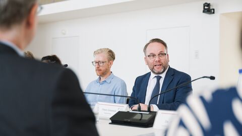 Wissenschaftsminister Gremmels im Gespräch.