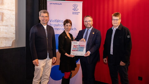 Wissenschaftsminister Timon Gremmels überreicht die Auszeichnung „Gleichstellungsstarke Hochschule“  Wissenschaftsminister Timon Gremmels überreicht die Auszeichnung „Gleichstellungsstarke Hochschule“