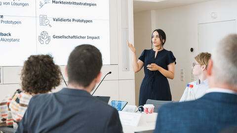 Eine Innoboost-Mitarbeiterin stellt das Projekt vor.