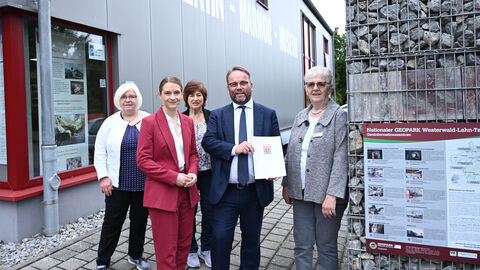Kunst- und Kulturminister Timon Gremmels hat das Museum auf seiner Sommertour besucht und den Mitgliedern der Stiftung Lahn-Marmor-Museum einen Förderbescheid über 500 Euro überreicht. Minister Gremmels überreicht einen Förderbescheid