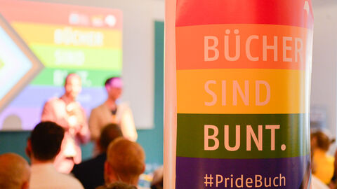 Zum CSD Frankfurt laden das Hessische Ministerium für Wissenschaft und Forschung, Kunst und Kultur und die Börsenvereinsgruppe ins Haus des Buches ein. Impressionen vom Literarischen Apéro zum CSD