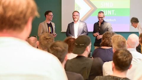 Minister Gremmels begrüßte die Gäste. Impressionen vom Literarischen Apéro zum CSD