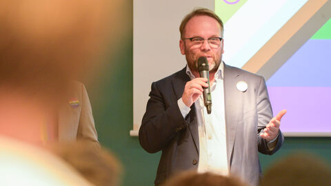 Minister Gremmels begrüßte die Gäste. Impressionen vom Literarischen Apéro zum CSD