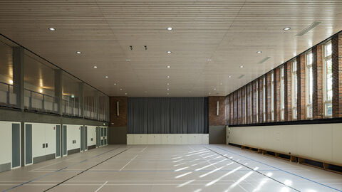 Die Turnhalle der Georg-Büchner-Schule wurde 2025 mit dem Hessischen Denkmalschutzpreis ausgezeichnet. Blick in die renovierte Turnhalle der Georg-Büchner-Schule in Darmstadt
