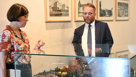 Das Museum in der Gedenkstätte beleuchtet die innerdeutsche Teilung von beiden Seiten der Grenze aus. Minister Gremmels schaut sich eine Museumsvitrine an.