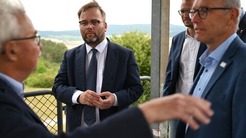 Austausch auf dem historischen Grenzurm. Minister Gremmels steht auf dem Grenzturm auf Point Alpha.