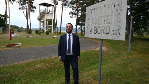 „Die Gedenkstätte Point Alpha ist ein authentischer Schauplatz des Kalten Krieges", so der Minister. Minister Gremmels an der ehemaligen innerdeutschen Grenze