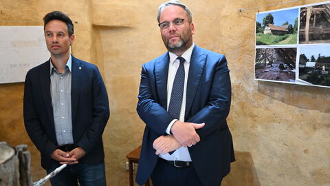 Minister Gremmels besuchte auch Gut Junkernhof in Calden-Meimbressen. Das Haus wurde 2024 mit dem Hessischen Denkmalschutzpreis ausgezeichnet Minister Gremmels schaut sich den Junkernhof an