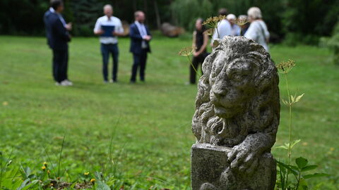 Der Junkernhof, der seit dem 13. Jahrhundert im Familienbesitz ist, beherbergt heute eine Dauerausstellung zum jüdischen Leben in Meimbressen Blick auf die Wiese am Jukernhof