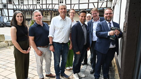 Minister Gremmels bringt die Denkmalschutzplakette an.