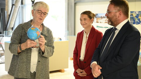 Die Museumsleiterin erläutert, wie Lahn-Marmor entsteht.