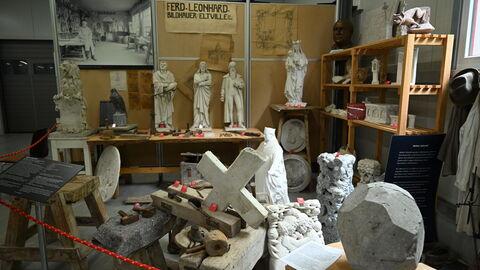 Auch bei Steinmetzen ist Lahn-Marmor beliebt. Blick in eine Ecke des Museums mit Steinmetzarbeiten.