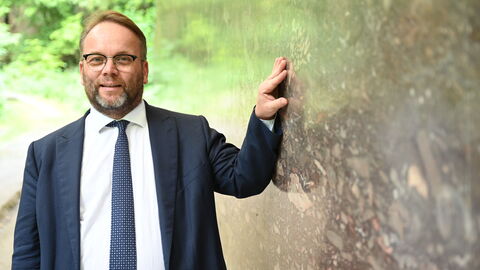"Lahn-Marmor ist ein spannender Werkstoff, der die Region prägt", so Minister Gremmels. Minister Gremmels befühlt eine Wand aus Lahn-Marmor