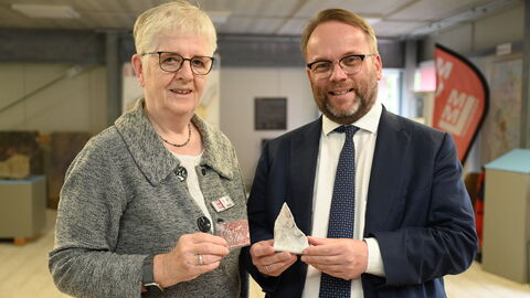 Kunst- und Kulturminister Timon Gremmels hält ein Stück Lahn-Marmor in der Hand