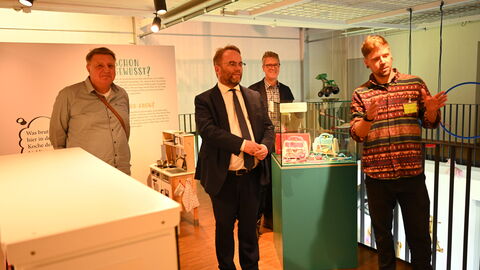Minister Gremmels schaut sich im Hessenpark eine Sonderausstellung an
