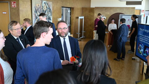 Mehr als 250 Forscherinnen und Forscher arbeiten im Giersch Science Center interdisziplinär zusammen. Minister Gremmels im Gespräch mit Forscherinnen und Forschern