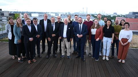 Expertinnen und Experten aus Biologie, Chemie, Physik, Medizin, Wirtschaft und Energie gewinnen hier neue theoretische und interdisziplinäre Erkenntnisse im Bereich der Grundlagenforschung. Gruppenbild mit Minister