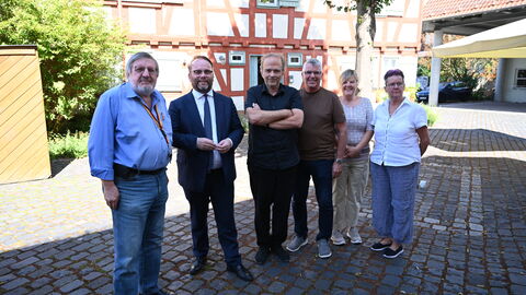 Der Verein BüchnerFindetStatt leistet für den Erhalt des Hauses einen wichtigen Beitrag. Minister Gremmels mit Vertrern des Büchnerhauses