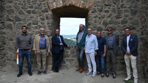 Minister Gremmels mit den Mitgliedern des Gleiberg-Vereins