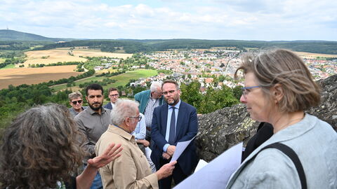 Als nächstes großes Projekt steht die Instandsetzung der Nordmauer an. Minister Gremmels im Gespräch auf der Burg