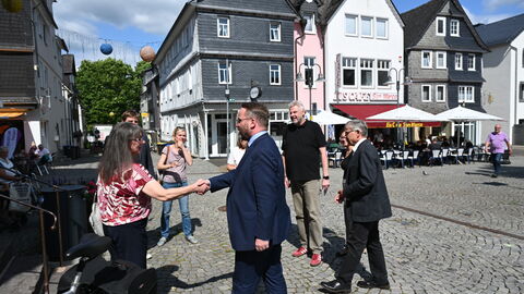 Minister Gremmels begrüßt das Museumsteam