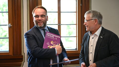 Minister Gremmels mit einem Mitarbeiter vom Stadtmuseum Haiger