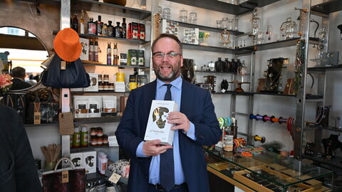 In Haiger ist mit dem neuen Stadtmuseum ein großartiges Beispiel dafür entstanden, wie ein zeitgemäßes Museum aussehen kann. Minister Gremmels präsentiert ein Buch im Museum Haiger.