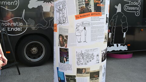  Litfaßsäule zum Thema Demokratie