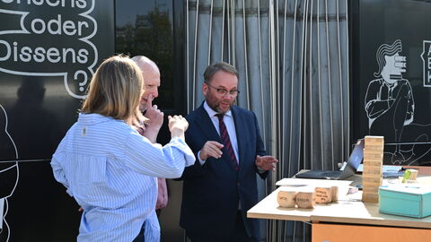 Der DemokratieWagen kommt direkt zu den Frankfurterinnen und Frankfurtern in die Stadtteile und bietet dort einen Raum für Austausch und gemeinsames Lernen. Minister Gremmels spielt Jenga