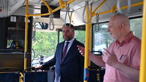 Ein Linienbus zum Thema Demokratie. Minister Gremmels im Bus
