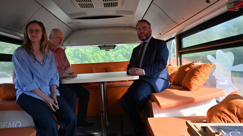 Und ein Ort für Austausch. Minister Gremmels im Bus