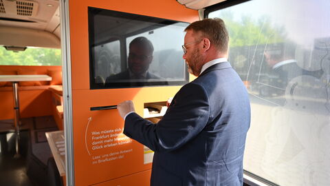 Wissenschafts- und Kunstminister Timon Gremmels besucht den „DemokratieWagen“ und informiert sich über die Arbeit dort. Minister Gremmels im Bus