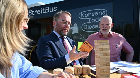 Spielerisch regt der Verein zum Dialog an. Minister Gremmels spielt Jenga
