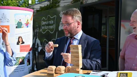 Impressionen vom DemokratieWagen. Minister Gremmels spielt Jenga