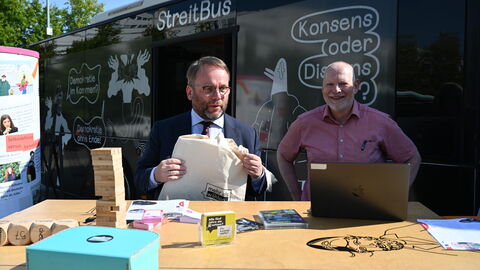 Impressionen vom DemokratieWagen. Minister Gremmels spielt Jenga