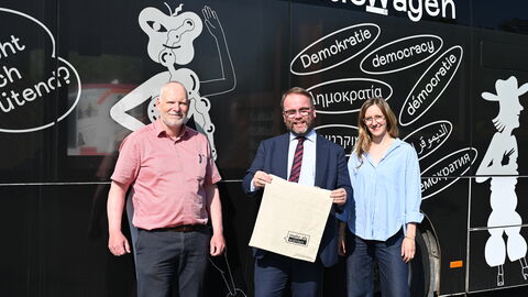 Minister Gremmels hat dem Verein einen Förderbescheid überreicht. Minister Gremmels überreicht einen Förderbescheid