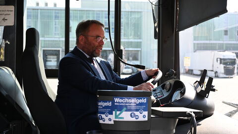 Minister Gremmels durfte auch mal ans Steuer. Minister Gremmels im Bus