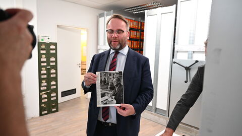 Minister Gremmels mit historischen documenta-Fotos.