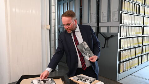 Minister Gremmels mit historischen documenta-Fotos.