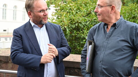 Minister Gremmels spricht mit dem Städteführer