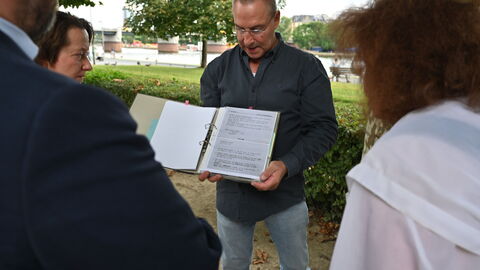 Stadtführer zeigt ein altes Drehbuch von Fassbinder