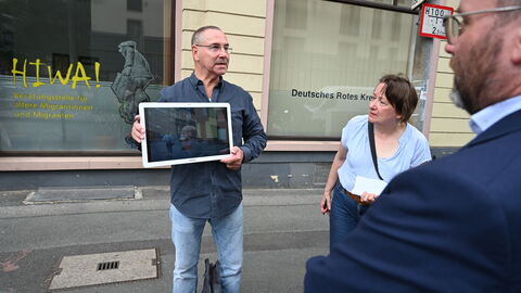 Impressionen vom Fassbinder-Rundgang Der Stadtführer zeigt Drehorte.