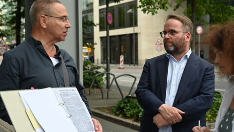 Impressionen vom Fassbinder-Rundgang Der Stadtführer zeigt Drehorte.